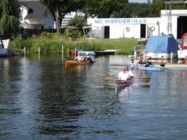 Startschwierigkeiten im Trimaran. Durch ein Leck läuft Wasser herein.