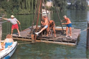 1993 Setzen eines Pfahles
