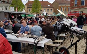 Die letzen Wagen erreichen den Marktplatz