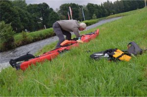 Beladen des Bootes am Dreilaendereck