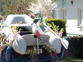 Ein Boot im Blütenmeer