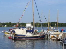 Boote geflaggt, Platz und Schuppen geschmückt.