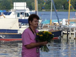 Und Trautchen, seine Frau, die Blumen.
