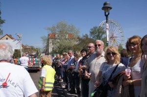 Bei gutem Wetter säumten viele Besucher den Umzug