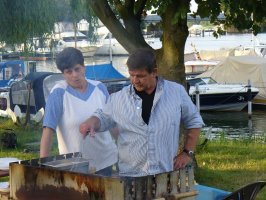 Die Würste und Steaks auf den Grill.