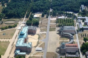 rechts Gebäude der Uni 
