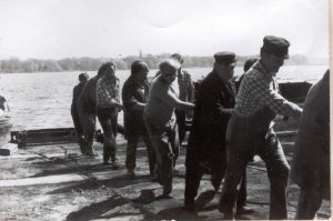 1986 Aufslippen von Hand